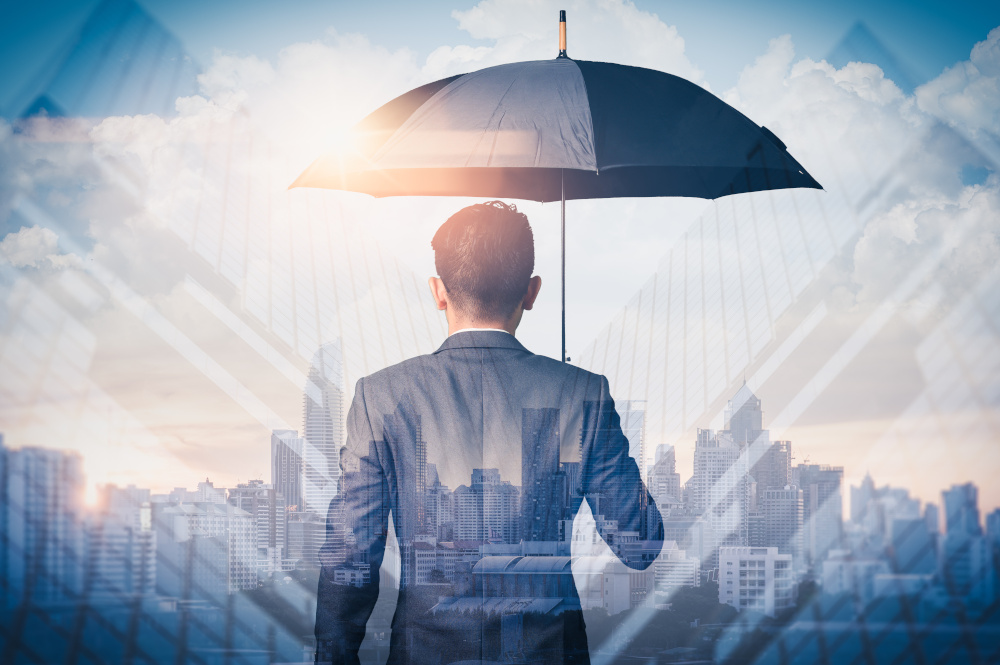 Ein Mann im Anzug steht mit einem Regenschirm vor einer Stadtlandschaft im Hintergrund.